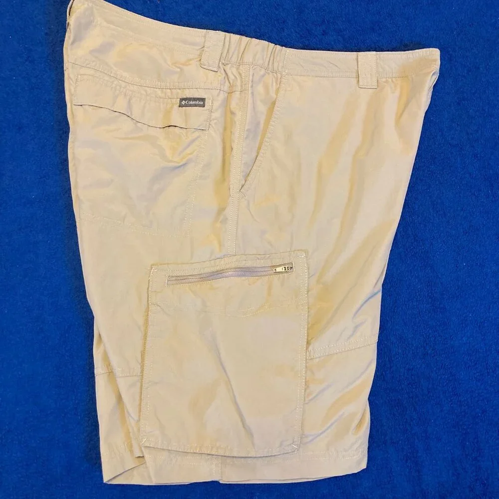 Columbia Cargo Golf Shorts Khaki Excellent Condition Comfortable Men's Size 40